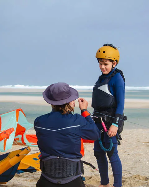 How kitesurfing works? 1 What age can kids kitesurf?
