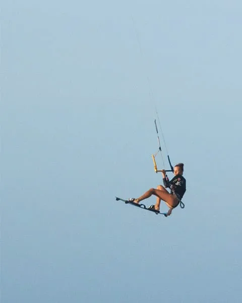 6 figures de base quand tu débutes en kitesurf 3 comment faire un saut grabé