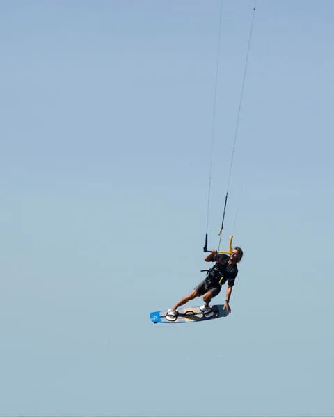 6 figures de base quand tu débutes en kitesurf 5 figures de kite : comment faire un saut grabé