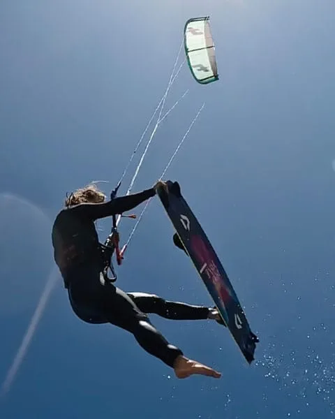 6 figures de base quand tu débutes en kitesurf 8 tuto saut en enlevant un pied en kite