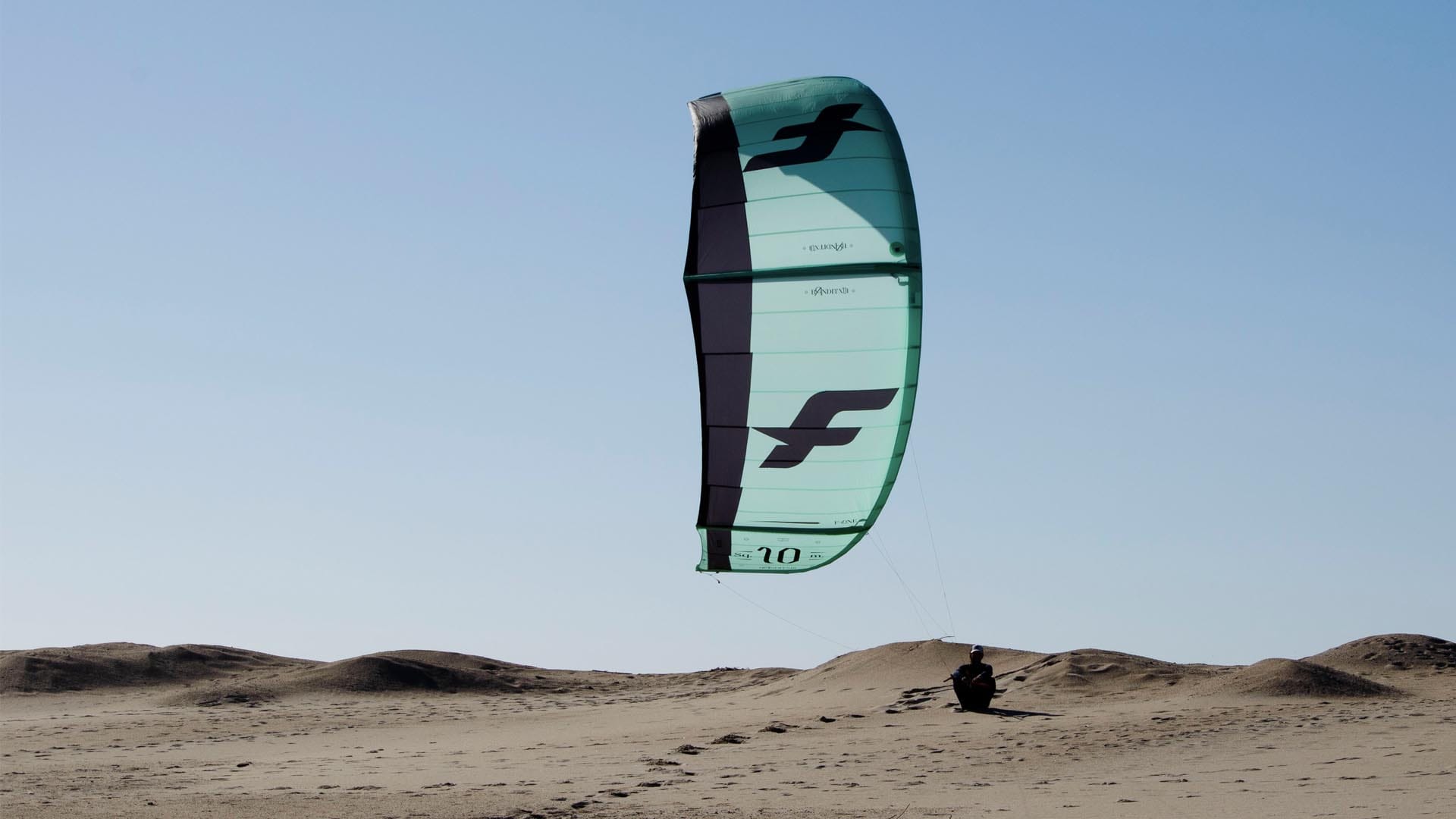 Kitesurf right of way: 8 rules you need to know