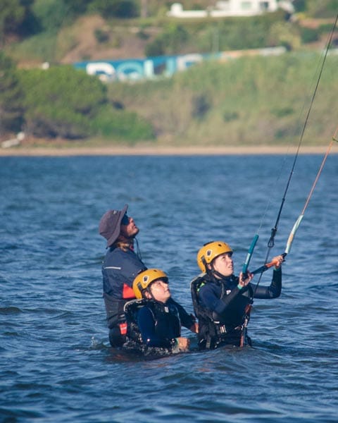 crianças aprender kitesurf