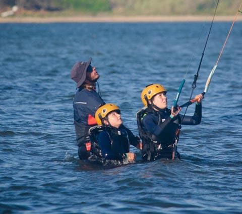 est-ce que les enfants peuvent faire du kitesurf