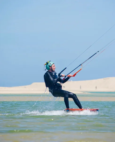 kitesurfen lernen in portugal in einer lagune