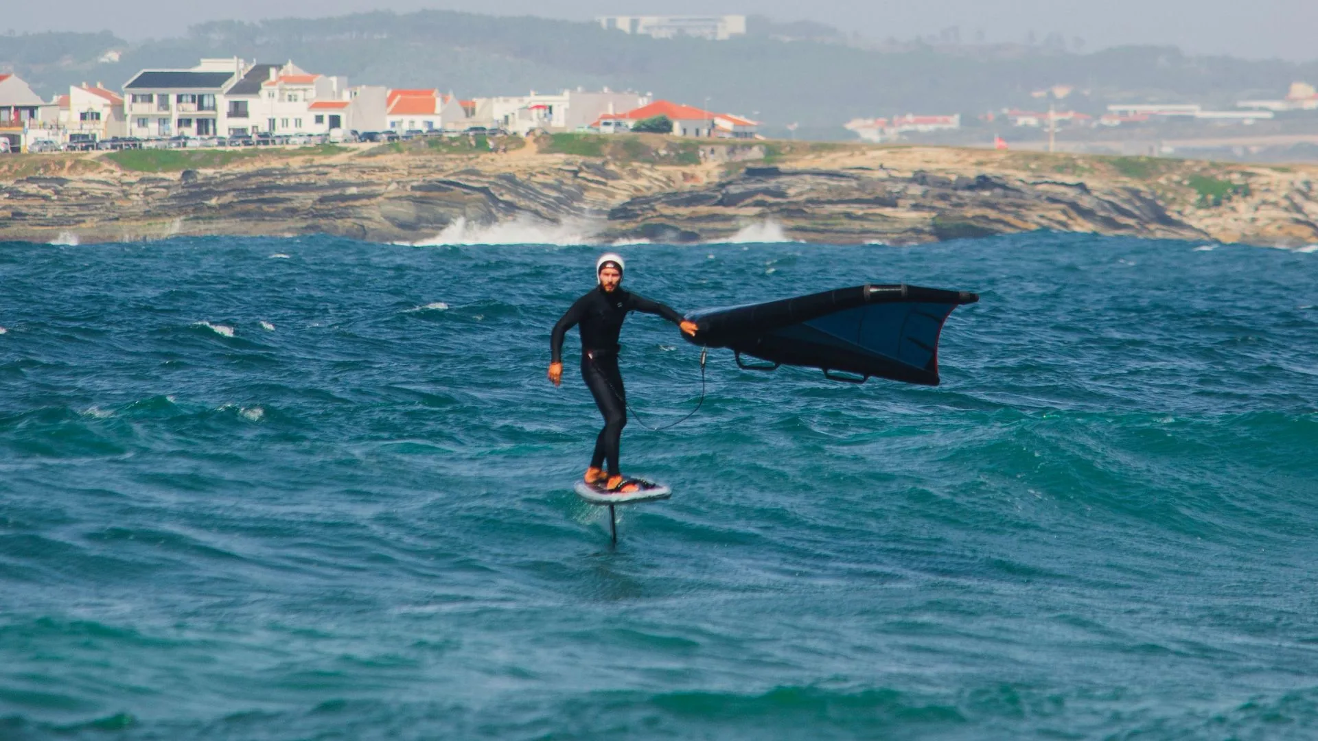 Sport de wingfoil vers lisbonne