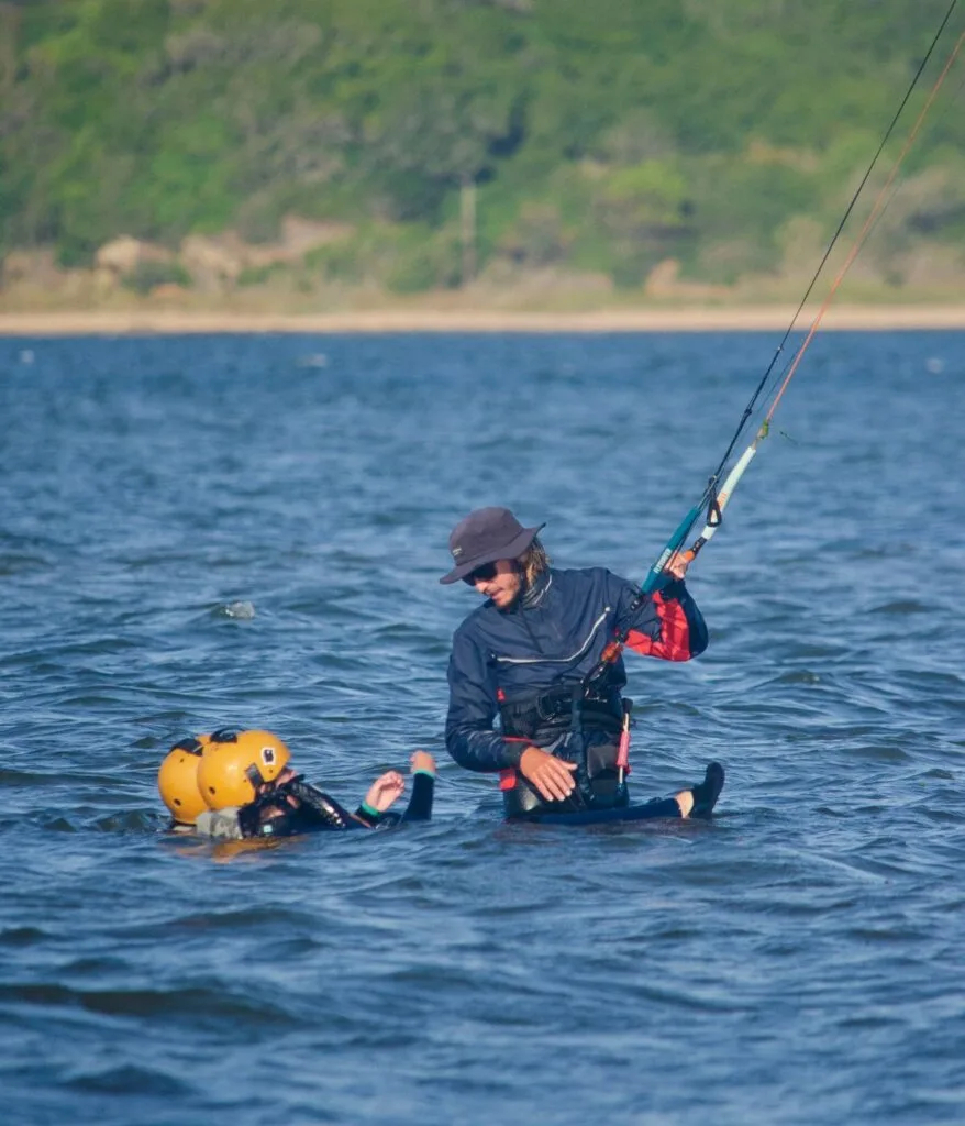 2 children learning kitesurf