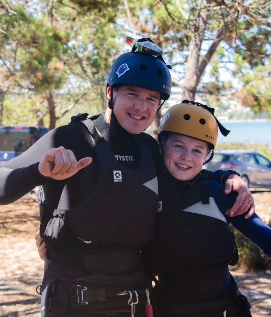 pere et fille qui apprennent le kitesurf